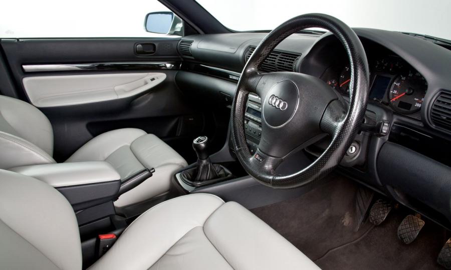 Интерьер Audi RS4 Avant (B5, 8D) 2000 года  (UK) (фото 6 из 40)